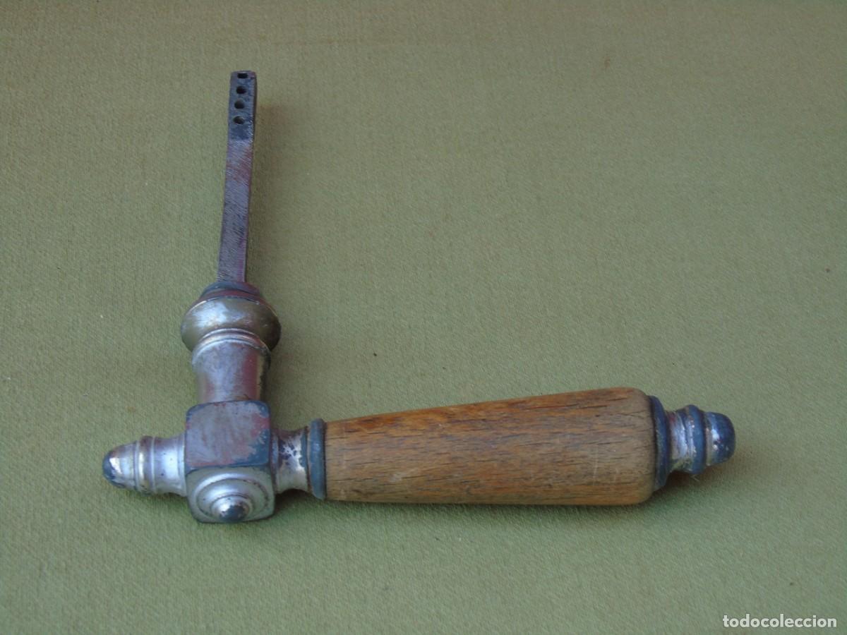 Antig&uuml;edades: MANILLA DE MADERA Y METAL. - Foto 3