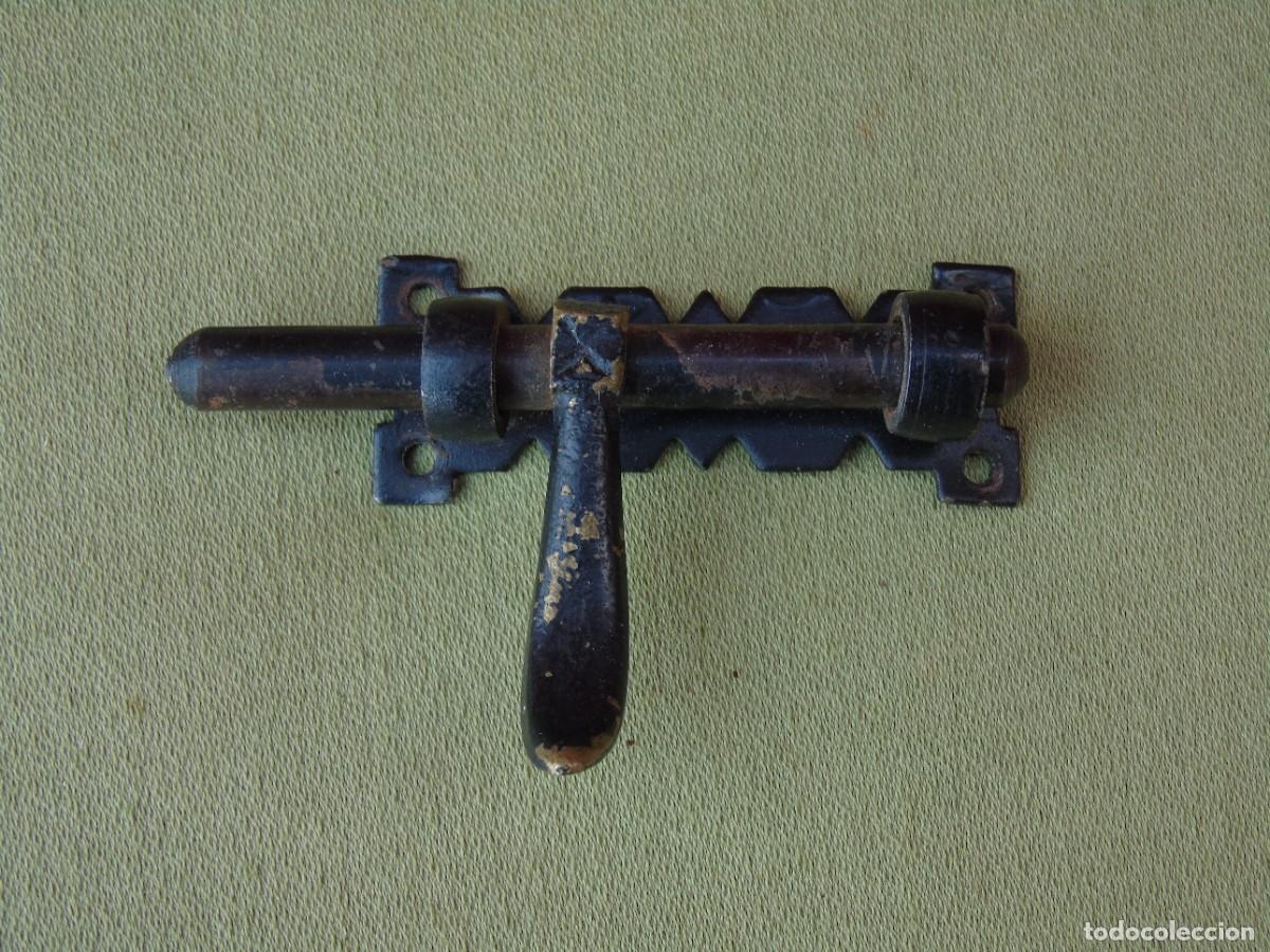 Antiquit&auml;ten: PEQUE&Ntilde;O CERROJO DE HIERRO PINTADO DE NEGRO. 5,5CM X 2CM