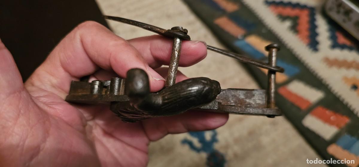 Antig&uuml;edades: Espectacular perrillo hierro grabado avancarga - Foto 2