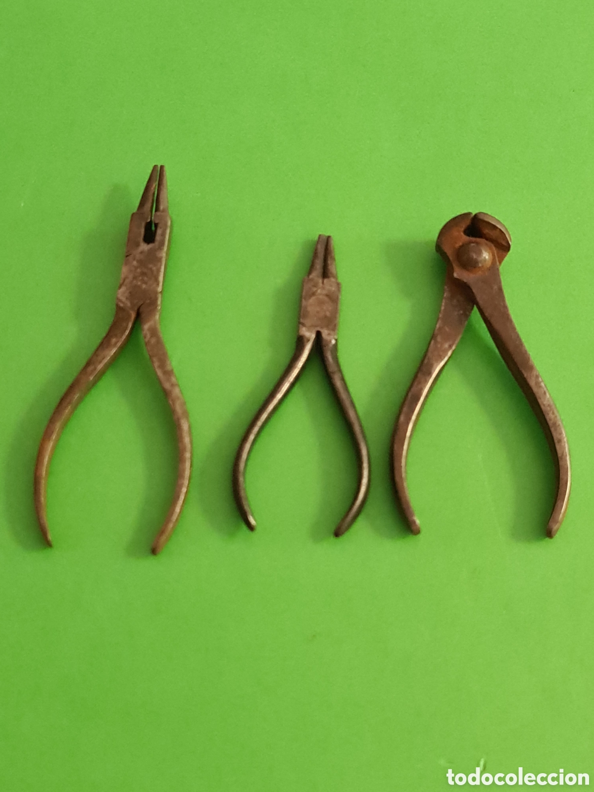 Antiques: Lote de 2 alicates de punta redonda y una tenaza.