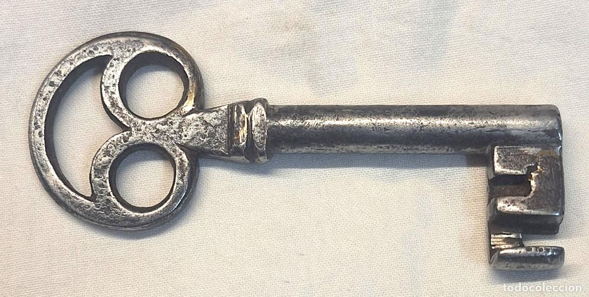 Antig&uuml;edades: Llave forja Hierro S XIX guarda forma Ondulada. Med 11,50 cm