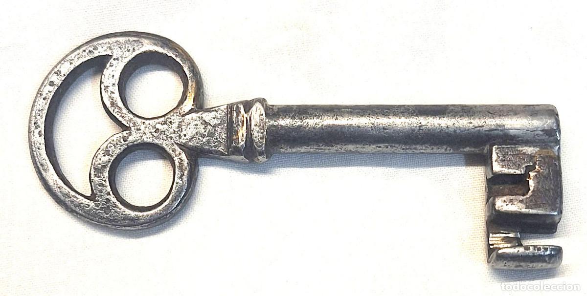 Antig&uuml;edades: Llave forja Hierro S XIX guarda forma Ondulada. Med 11,50 cm