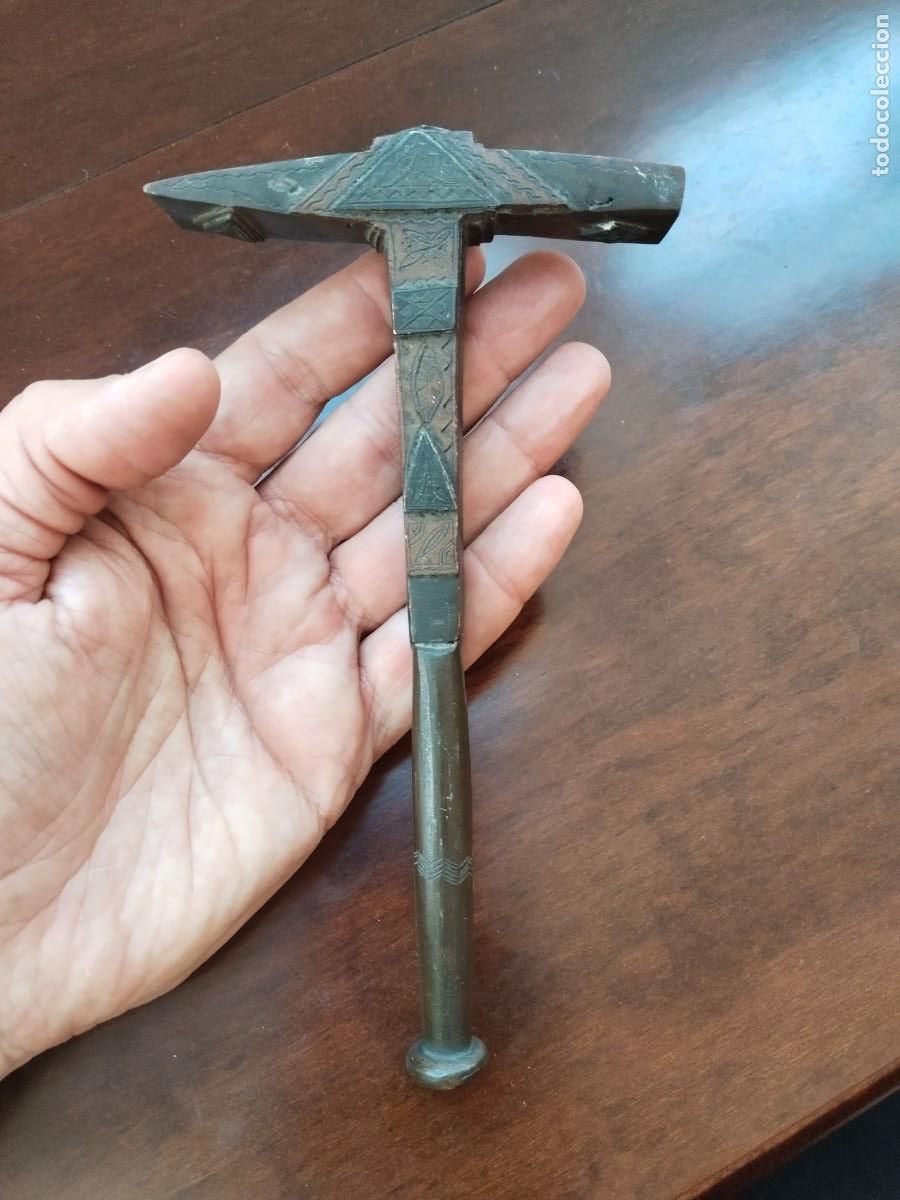 Antig&uuml;edades: Curioso Martillo grabado. Ceremonial?