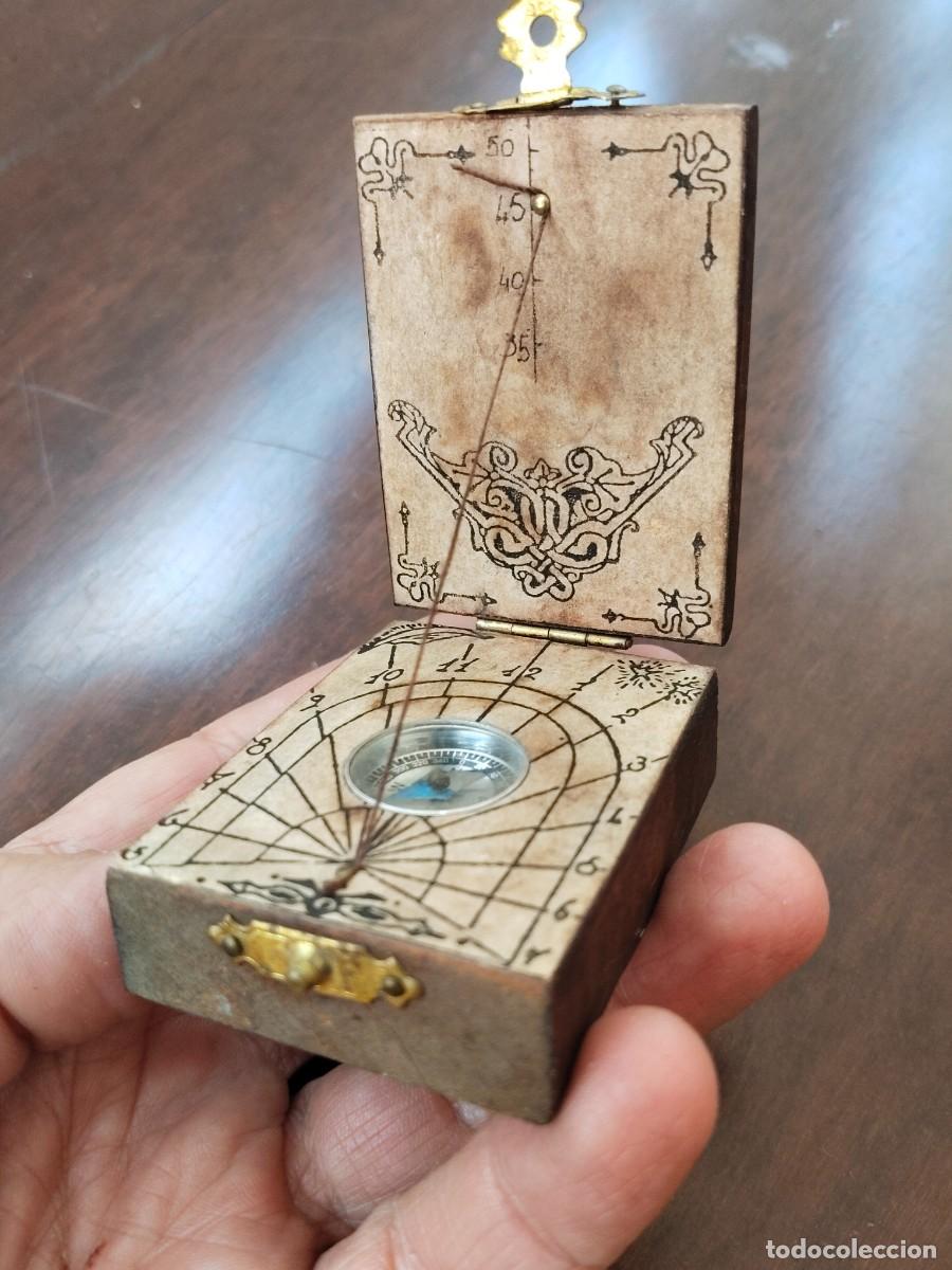 Antig&uuml;edades: Br&uacute;jula Reloj. Madera.