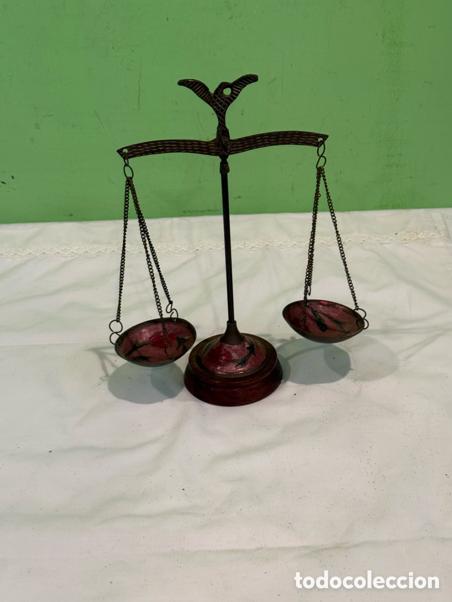 Antig&uuml;edades: Antigua balanza decorativa modernista esmaltada al fuego sobre cobre estilo Art Nouveau