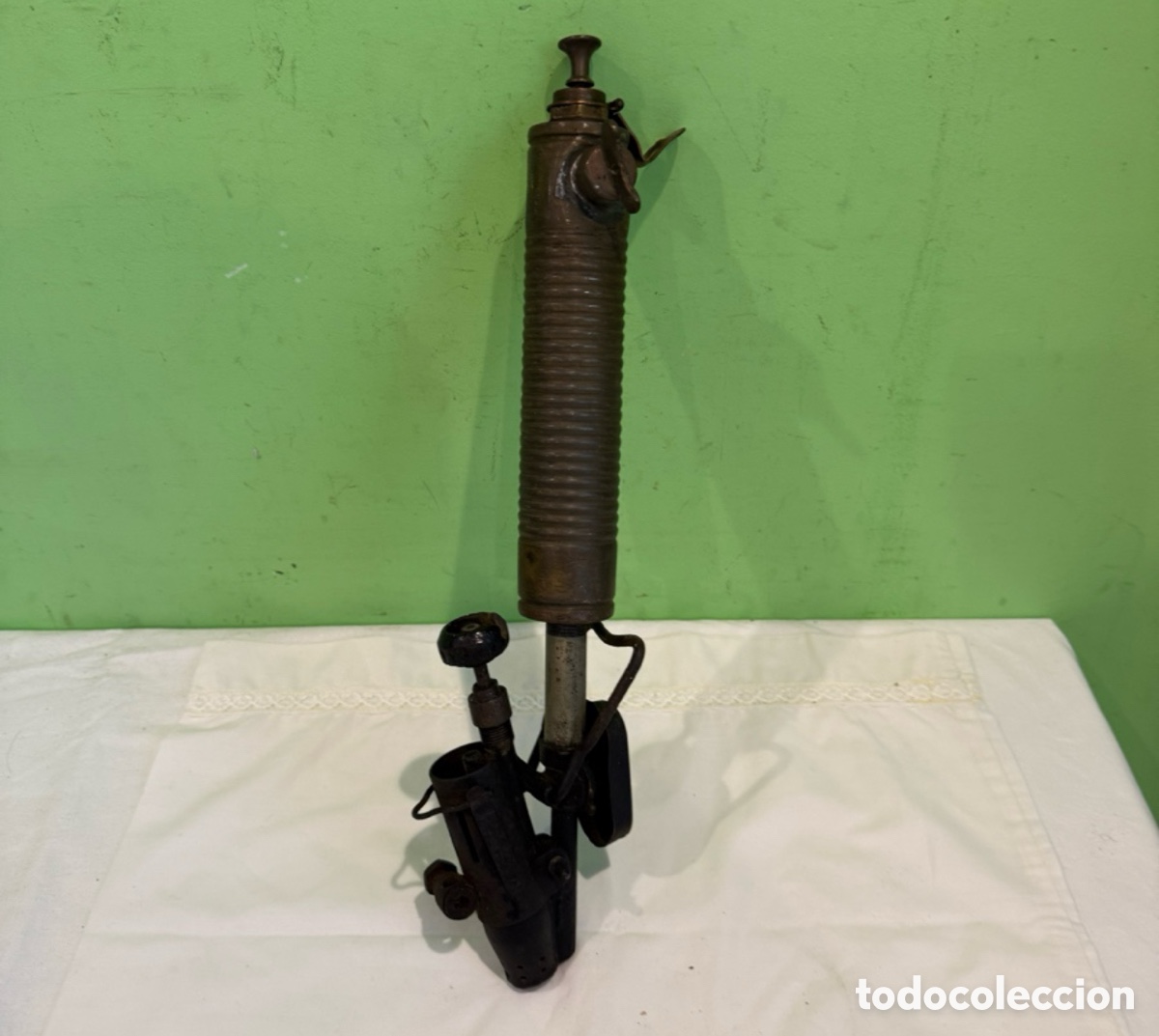 Antig&uuml;edades: Antiguo soplete de gasolina Barthel N&deg; 60 horizontal con soporte - herramienta antigua de soldadura.