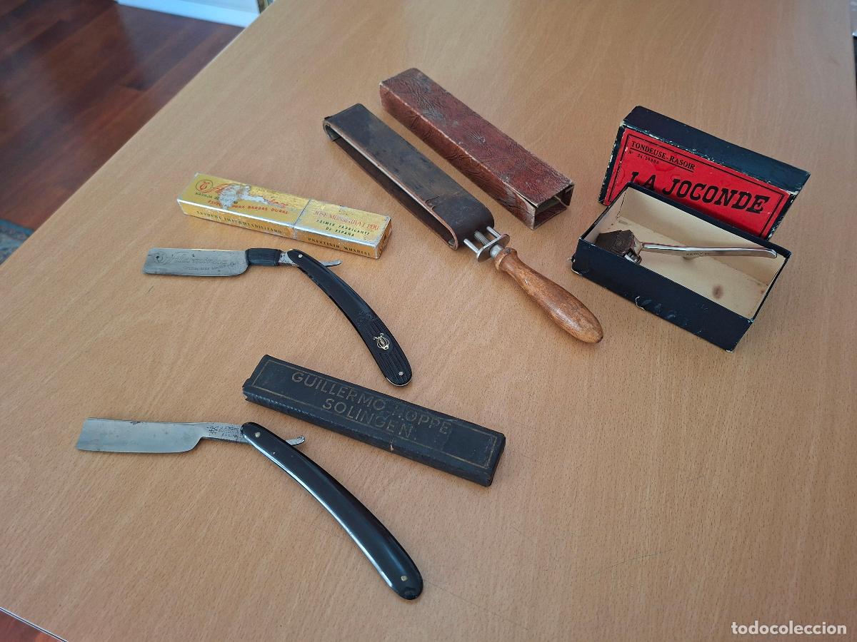Antiquit&auml;ten: DOS MAGNIFICAS NAVAJAS DE AFEITAR Y OTROS ART&Iacute;CULOS DE BARBER&Iacute;A ANTIGUOS.