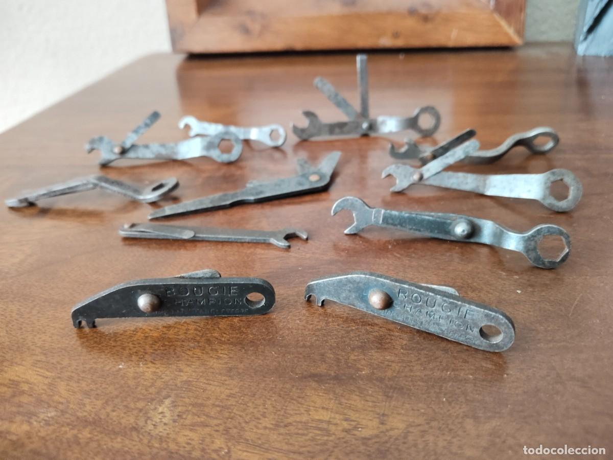 Antiquit&auml;ten: 11 minillaves. Rougie Champion y otras. De 5 a 7,5 cm. Antiguas. Ver.