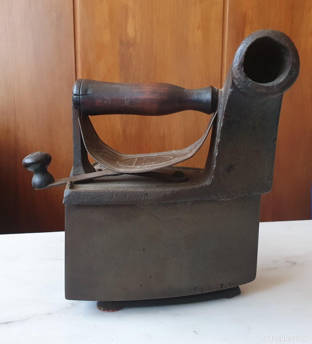 Antig&uuml;edades: Antigua Plancha de Carb&oacute;n Uni&oacute;n Cerrajera de Mondrag&oacute;n, Chimenea de Pipa y Relieves &ndash; 1910/1930
