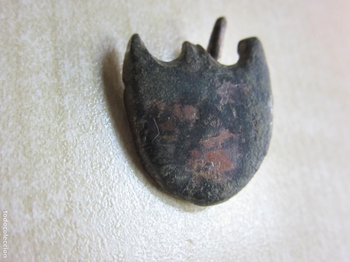 Antiguidades: Clavo ornamental antiguo de bronce Posible medieval Conserva parte dorado original Med 2,3 x1,7 cm