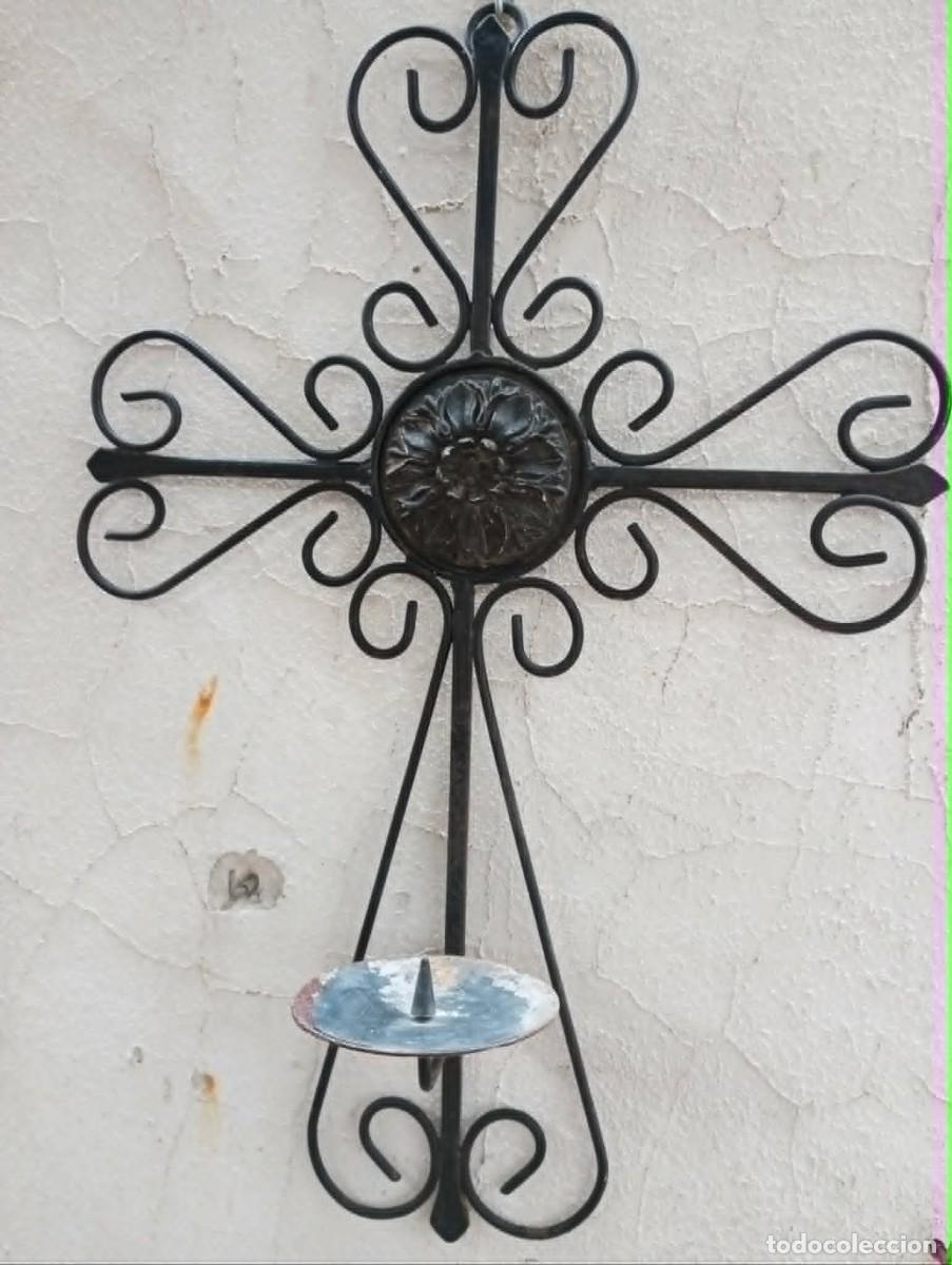 Antig&uuml;edades: clasica cruz hierro forja palmatoria, portavelas, candelabro, coleccion, casa rural