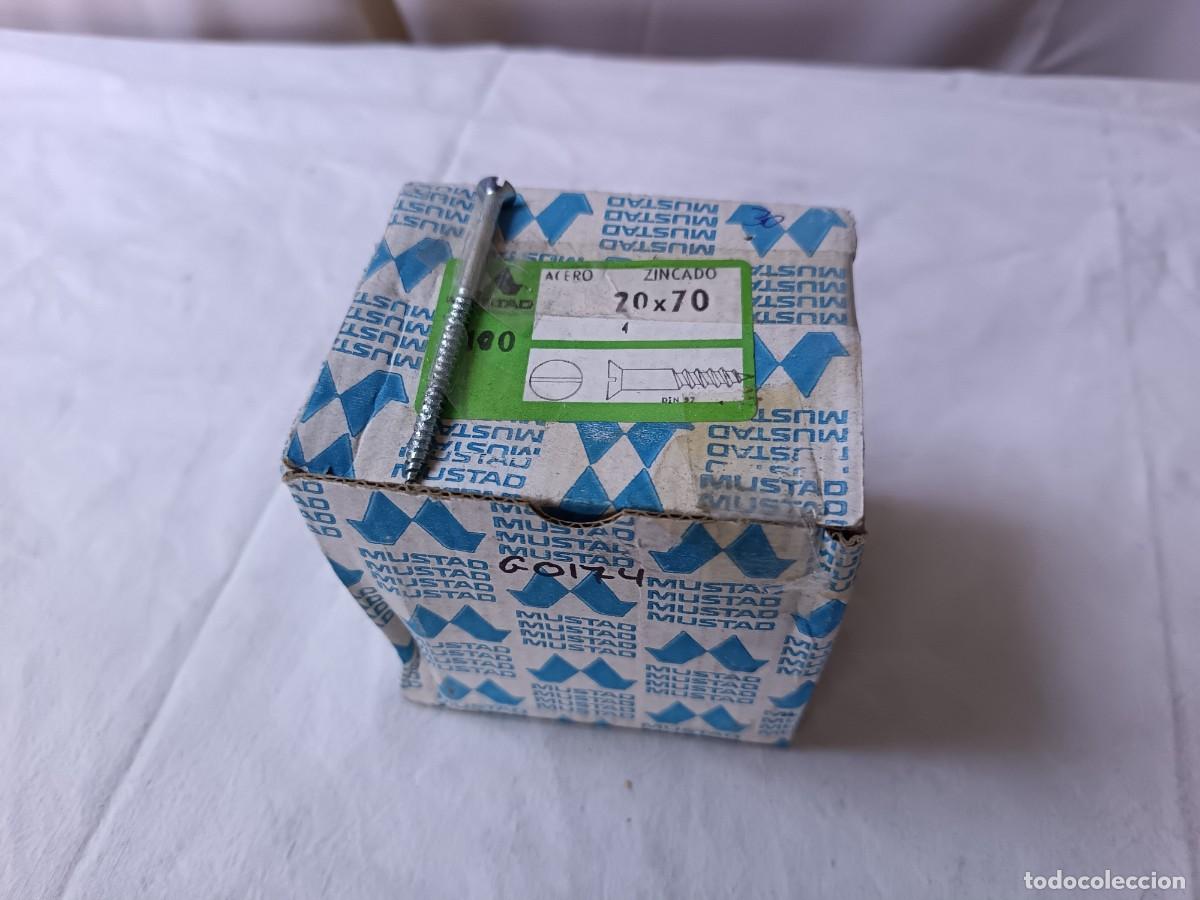 Antiguidades: antigua Caja de Tornillos, de acero, con multitud de tornillos a estrenar, muestra en la tapa