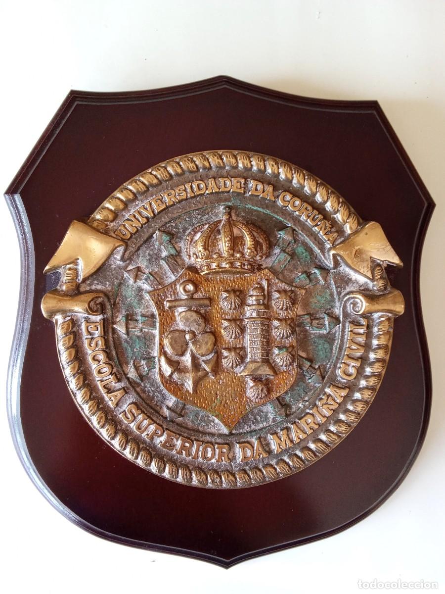 Antig&uuml;edades: Metopa n&aacute;utica institucional original de la &ldquo;Universidade da Coru&ntilde;a Escola Superior da Mari&ntilde;a Civil&rdquo;