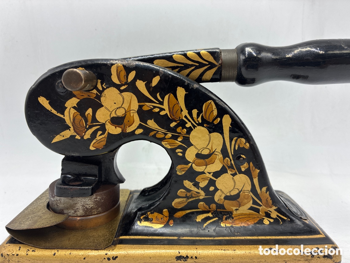 Antig&uuml;edades: Sello Seco Dorado con candado.