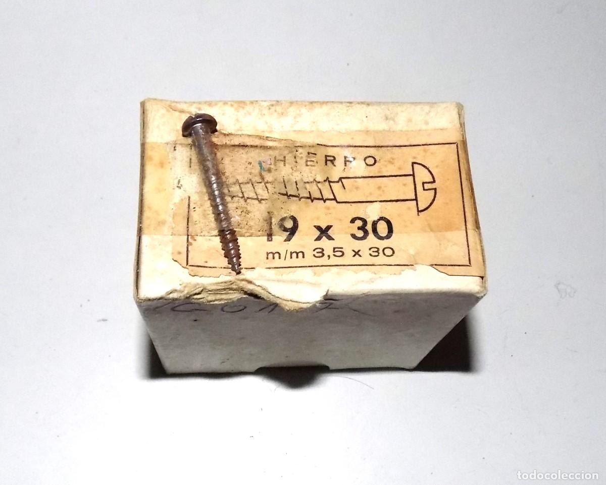 Antig&uuml;edades: ANTIGUA CAJA DE TORNILLOS DE HIERRO. 19 X 30. (3,5 X 30 m/m) . CABEZA REDONDA