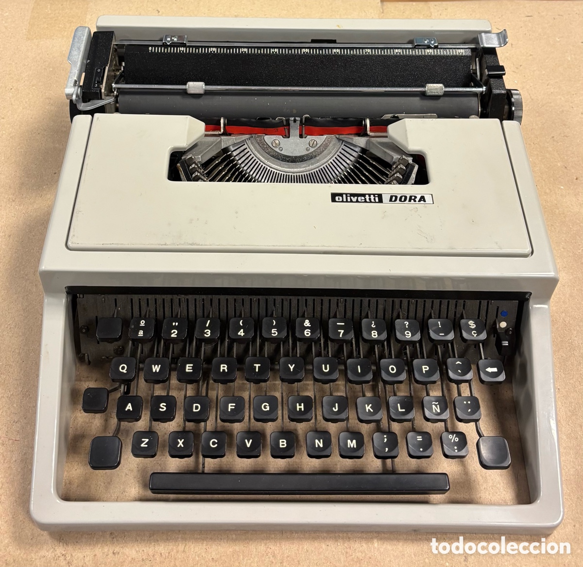 Antiquit&auml;ten: OLIVETTI DORA. MAQUINA DE ESCRIBIR CON SU MALET&Iacute;N PORT&Aacute;TIL.