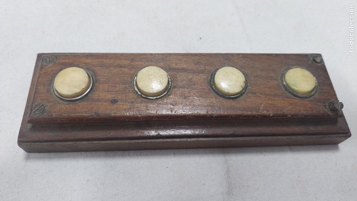 Antig&uuml;edades: Antigua regleta de pulsadores de luz en madera y pasta.