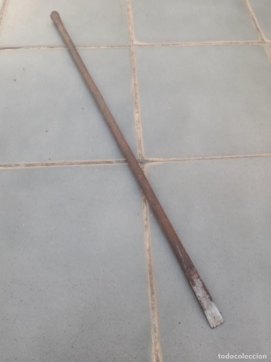 Antig&uuml;edades: formon de hierro con corte 2cm aprox, largo 74,5cm aprox, pesa 1200g