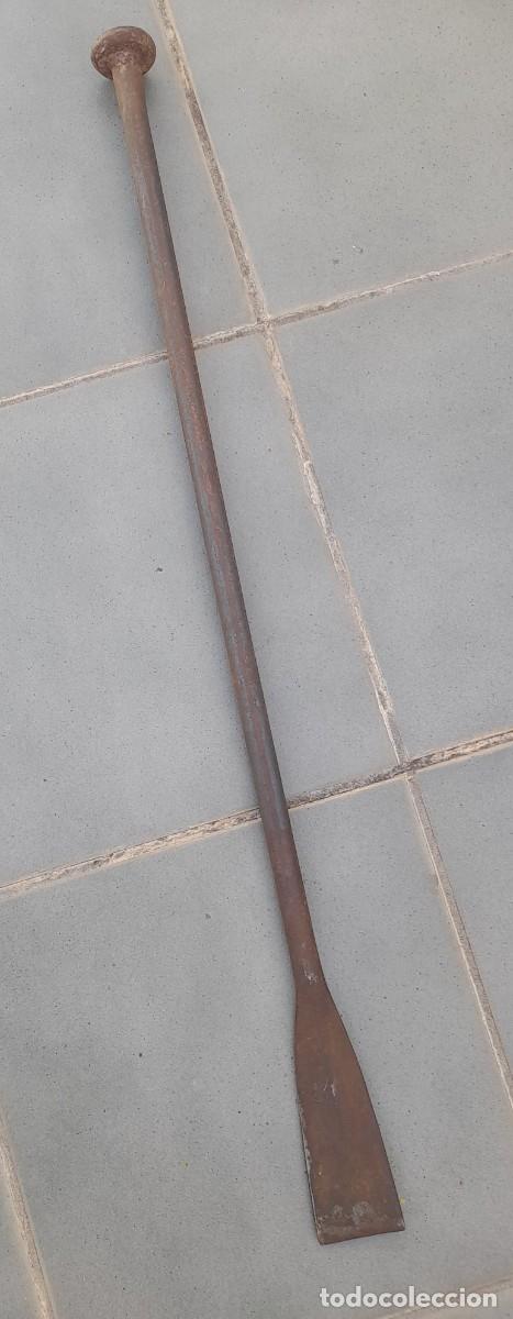 Antig&uuml;edades: formon de hierro con corte 5,5cm aprox, largo 80,5cm aprox, pesa 1775g