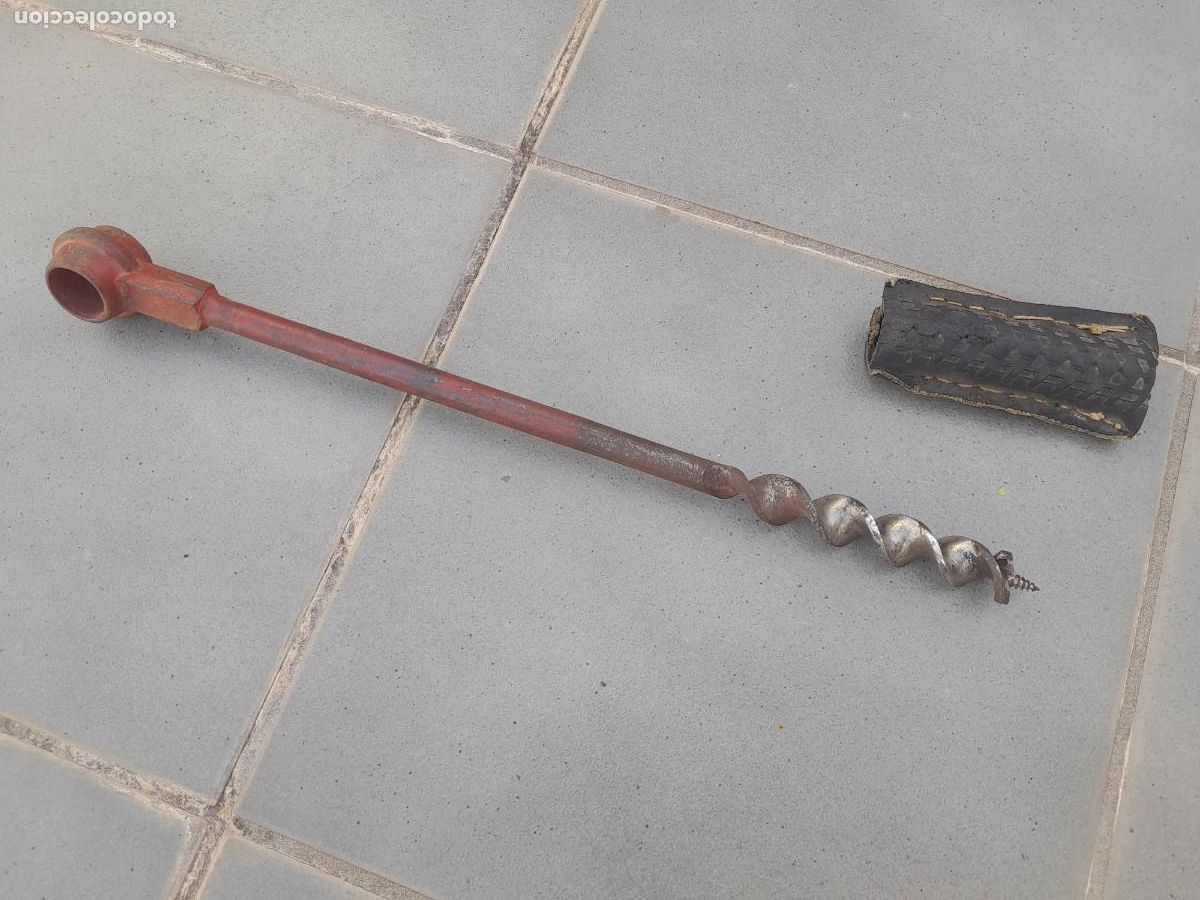 Antig&uuml;edades: taladro manual de acero, corte 2cm aprox, largo 45cm aprox, pesa 579g