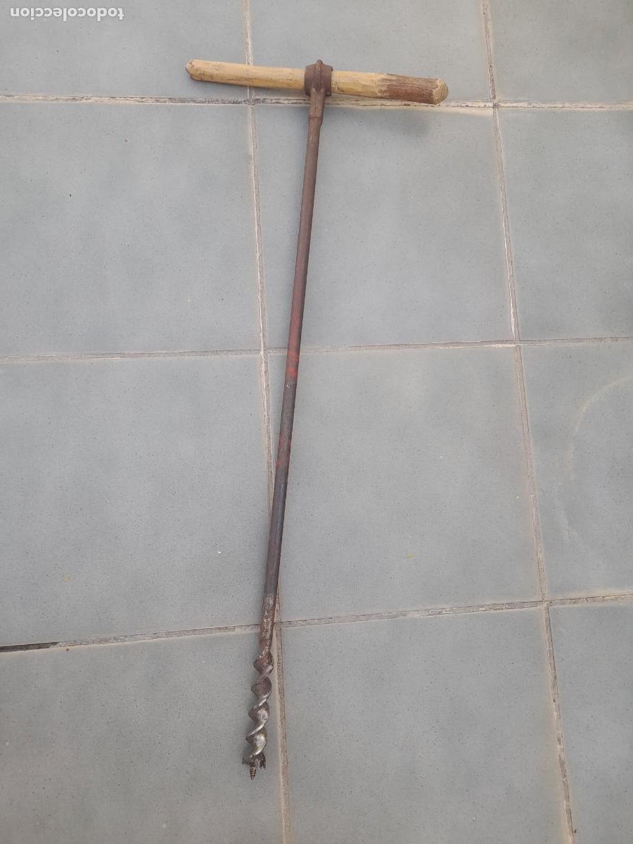 Antig&uuml;edades: taladro manual de acero, corte 2.8cm aprox, largo 84cm aprox, pesa 1,2kg