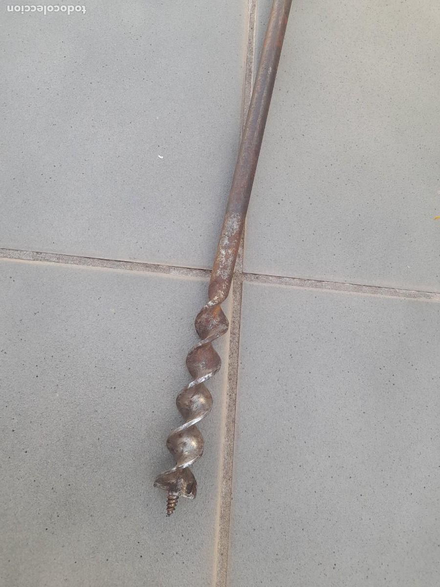 Antig&uuml;edades: taladro manual de acero, corte 2.8cm aprox, largo 84cm aprox, pesa 1,2kg