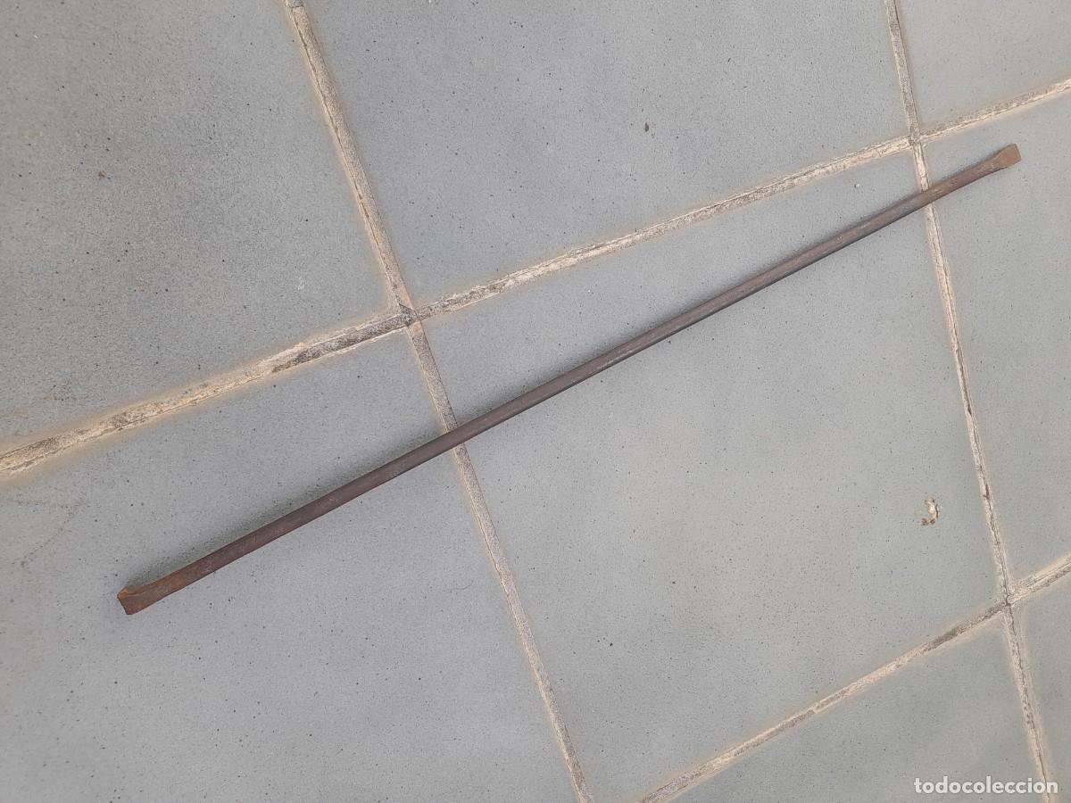 Antig&uuml;edades: forman de acero, un lado en forma de gancho, cortes 1cm aprox, largo 57cm aprox, pesa 230g