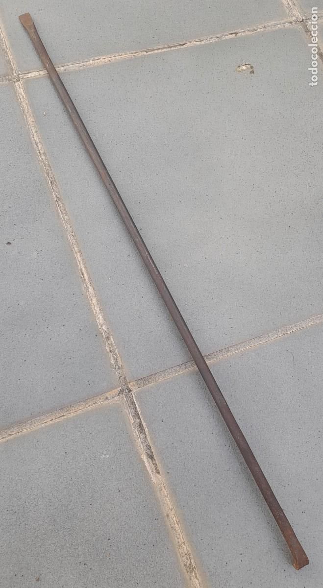 Antig&uuml;edades: forman de acero, un lado en forma de gancho, cortes 1cm aprox, largo 57cm aprox, pesa 230g
