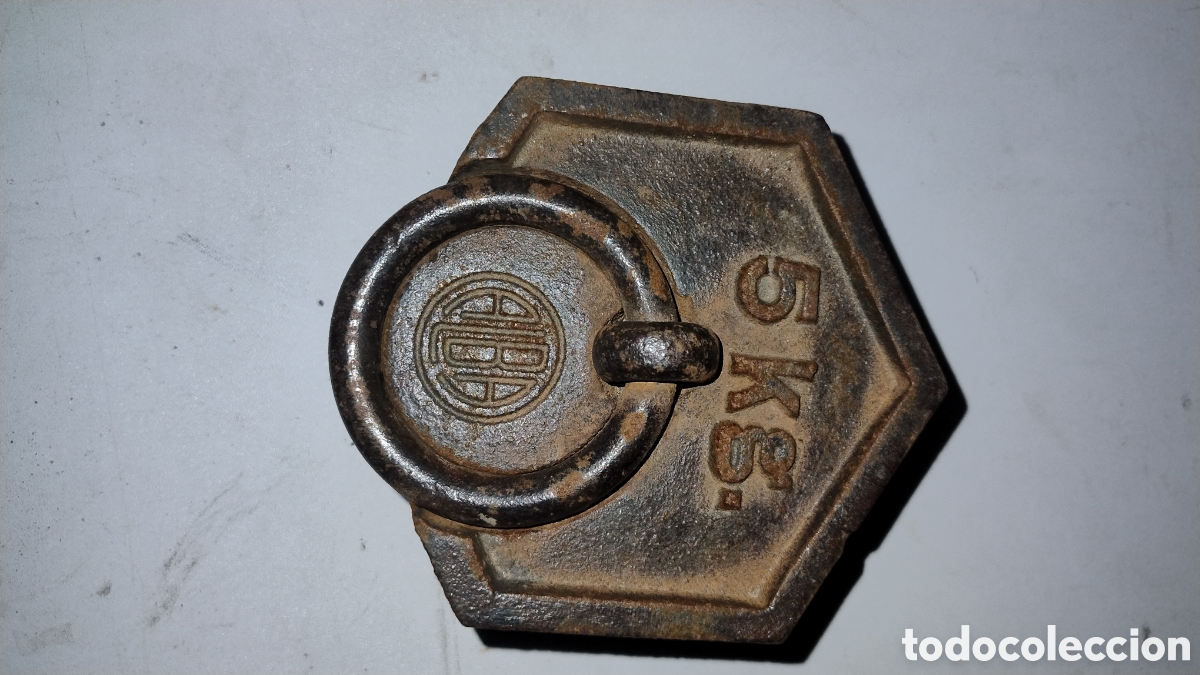 Antig&uuml;edades: Pesa hexagonal marca Alba cinco kilos