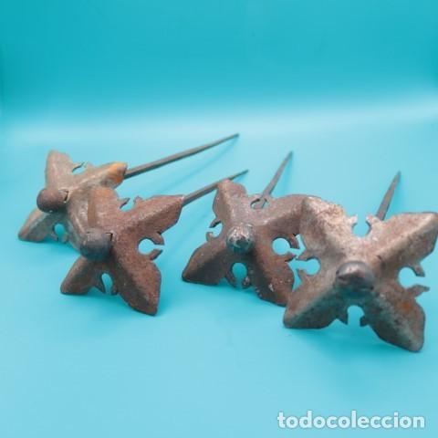 Antig&uuml;edades: Lote de 4 clavos decorativos de hierro forjado antiguo, forma de estrella, puerta r&uacute;sticas.