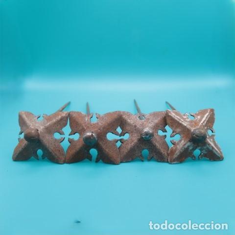 Antig&uuml;edades: Lote de 4 clavos decorativos de hierro forjado antiguo, forma de estrella, puerta r&uacute;sticas.