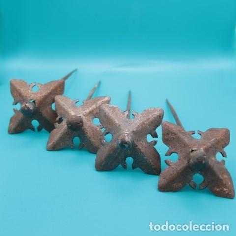 Antig&uuml;edades: Lote de 4 clavos decorativos de hierro forjado antiguo, forma de estrella, puerta r&uacute;sticas.