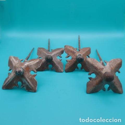 Antig&uuml;edades: Lote de 4 clavos decorativos de hierro forjado antiguo, forma de estrella, puerta r&uacute;sticas.
