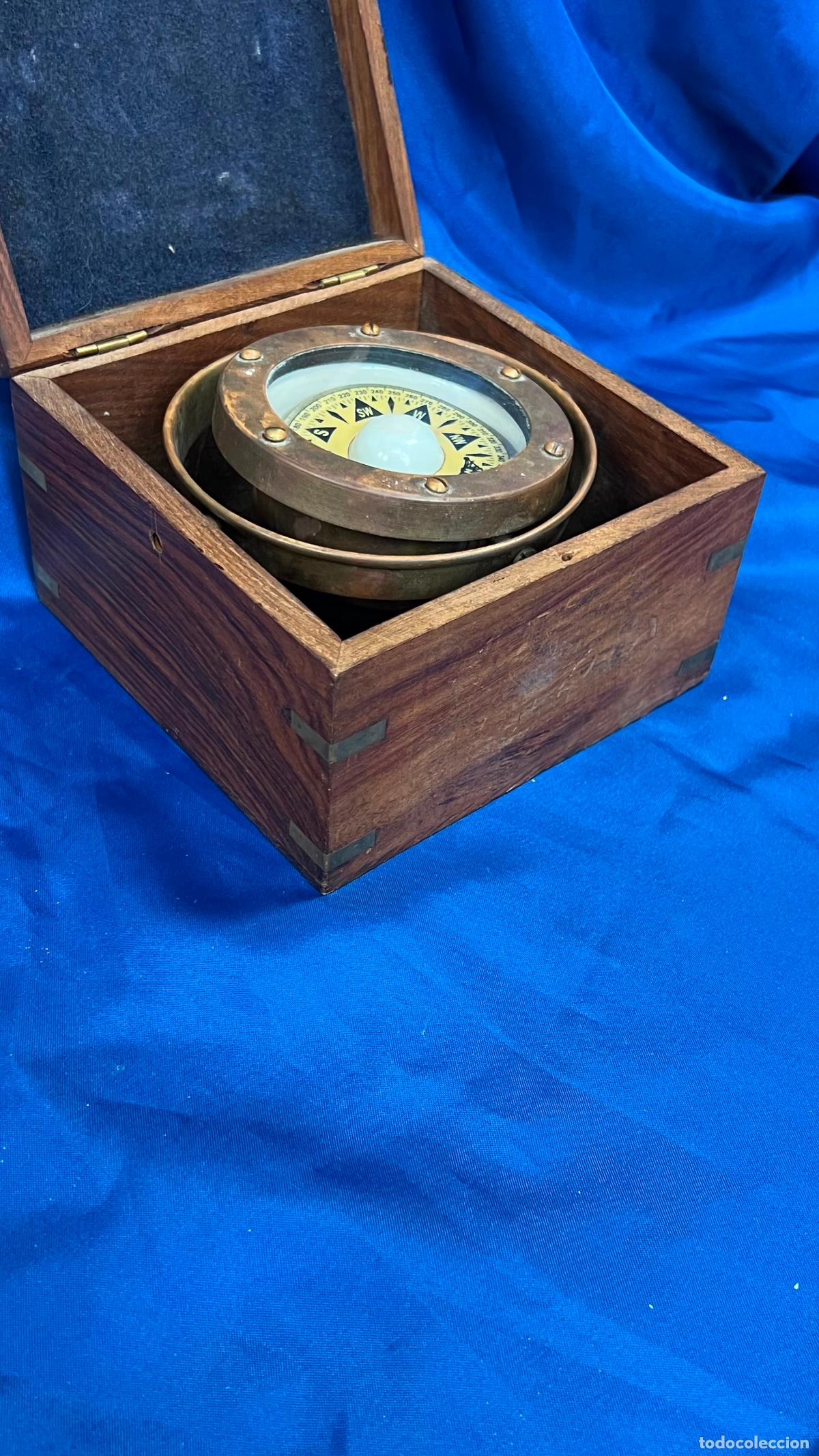 Antiguidades: Antigua Br&uacute;jula Naval de Card&aacute;n en Caja de Madera con Incrustaci&oacute;n de Ancla. Estilo Na&uacute;tico