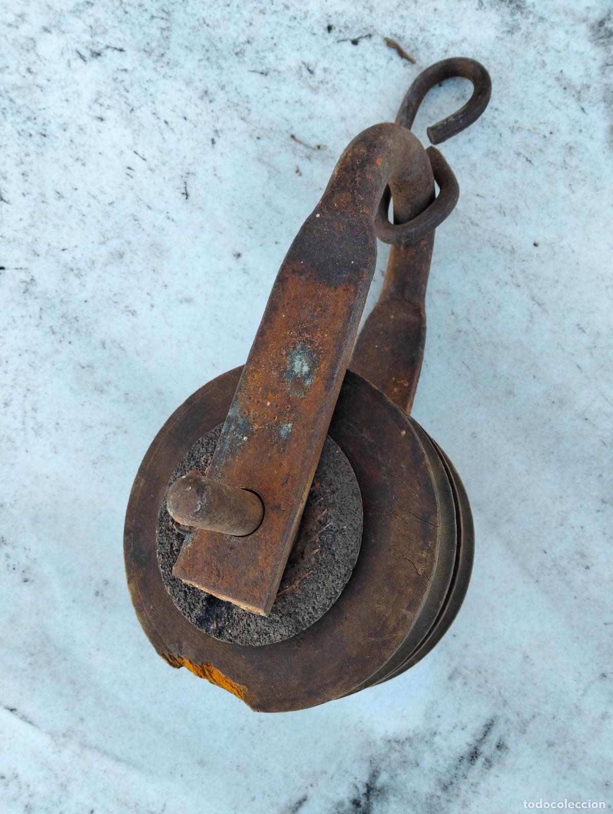 Antig&uuml;edades: Polea antigua de hierro y madera para mover sacos y pesos hecha de piezas textiles de los a&ntilde;os 40-50