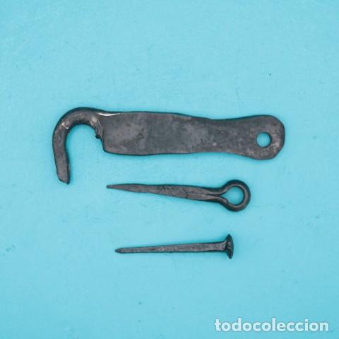 Antig&uuml;edades: Aldaba de hierro forjado con clavo original &ndash; Ventanas, contra ventanas y muebles r&uacute;sticos.