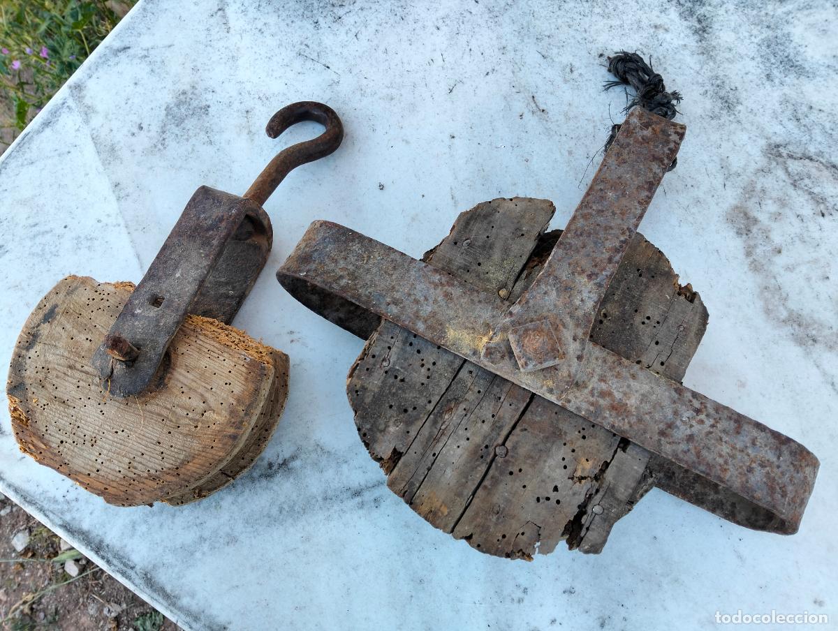Antig&uuml;edades: 2 Polea poleas antiguas de hierro forjado y madera para mover sacos y pesos finales S.XIX