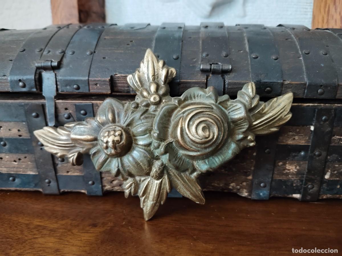 Antig&uuml;edades: Precioso embellecedor en bronce. Flores. 9 x 14 cm.