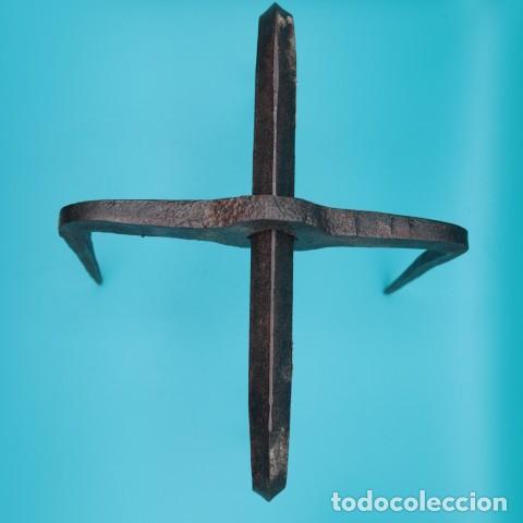 Antig&uuml;edades: Reja carcelera vintage de forja maciza romboidal &ndash; Sistema macho/hembra