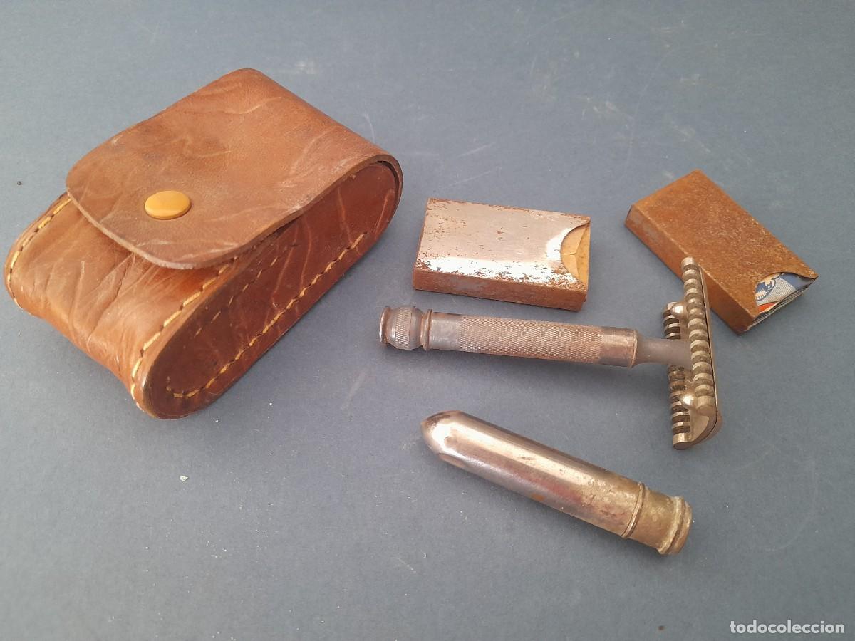 Antig&uuml;edades: estuche con cuchilla de afeitar versilbert (plateado) y hojas de afeitar bleue, y gentlemen&acute;s luxus