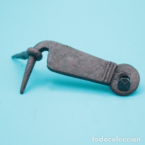 Antig&uuml;edades: Aldaba de hierro forjado completo con armella y clavo &ndash; Ventanas, contra ventanas muebles r&uacute;sticos.