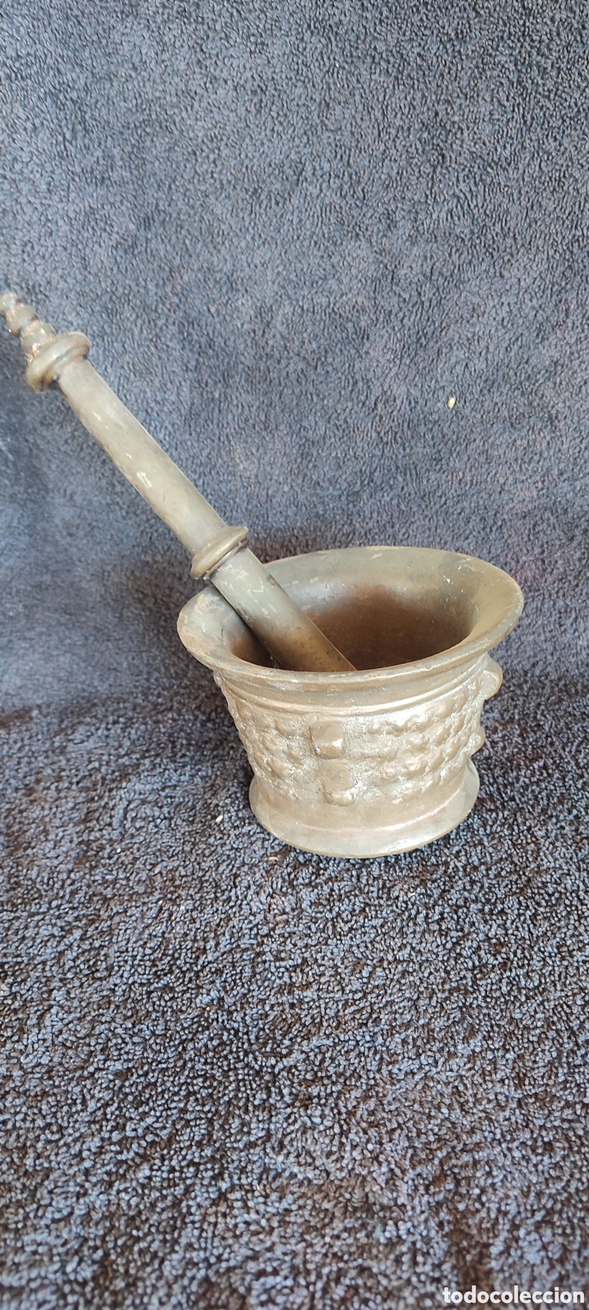 Antig&uuml;edades: Muy antiguo Mortero almirez de bronce con su mano o maza. Posiblemente S. XIX o anterior