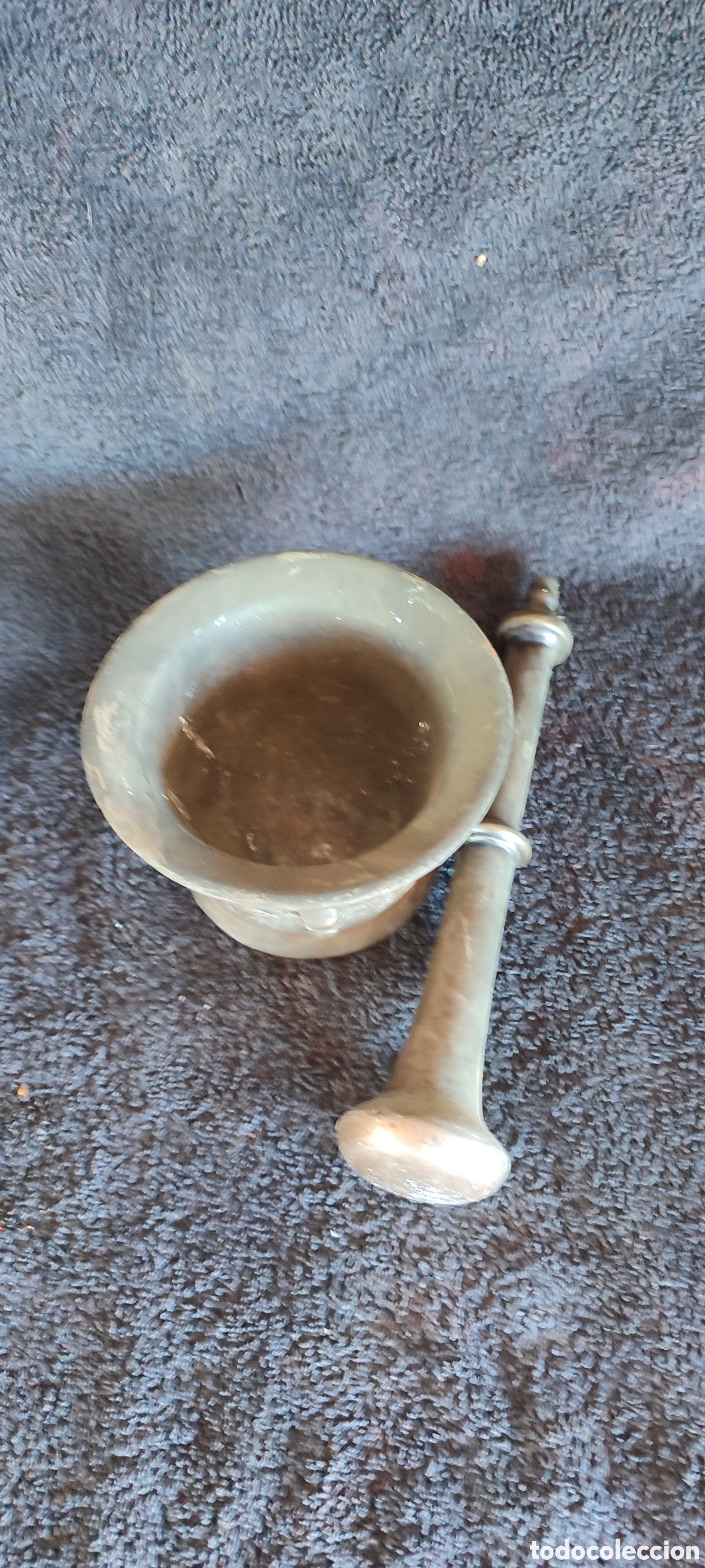 Antig&uuml;edades: Muy antiguo Mortero almirez de bronce con su mano o maza. Posiblemente S. XIX o anterior
