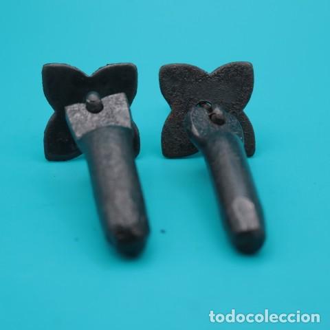 Antig&uuml;edades: Pareja de tiradores colgantes tipo p&eacute;ndulo r&uacute;sticos &ndash; Hierro forjado artesanal.