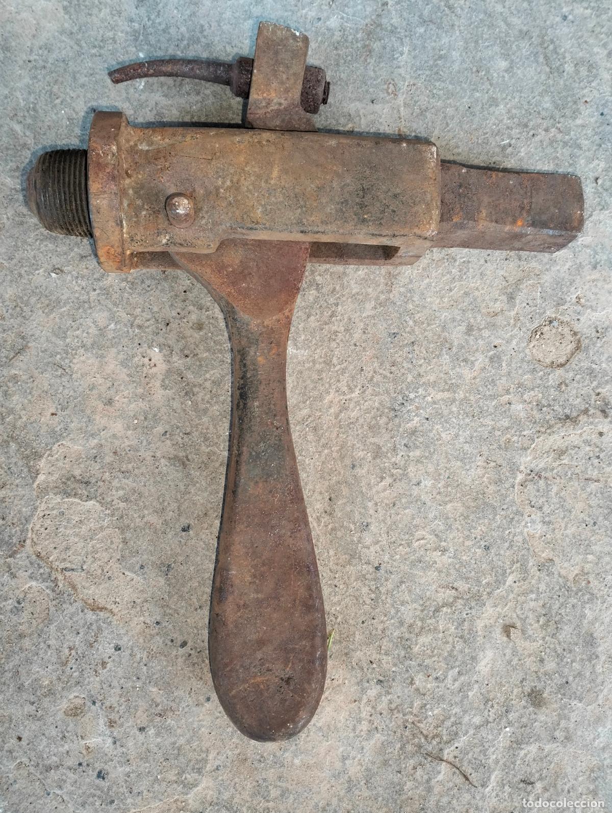 Antig&uuml;edades: Pieza de hierro recambio repuesto de maquinaria de fabrica de sifones antigua pistola de inyecci&oacute;n