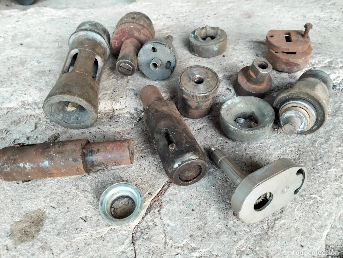 Antig&uuml;edades: Lote piezas de hierro recambio repuesto de maquinaria de fabrica de sifones antigua a&ntilde;os 40