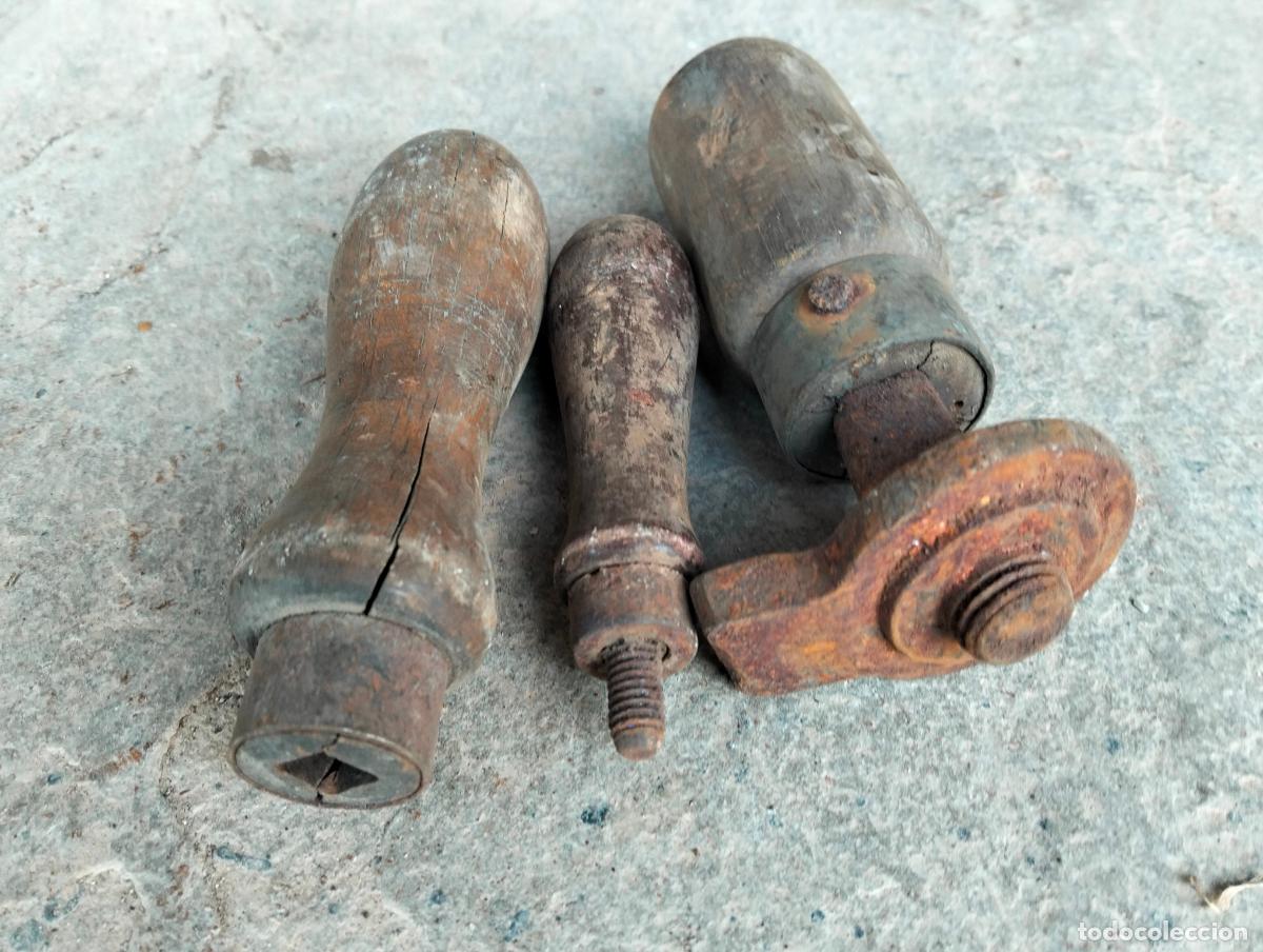 Antig&uuml;edades: Lote piezas de hierro herramientas de maquinaria de fabrica de sifones antigua mangos de madera