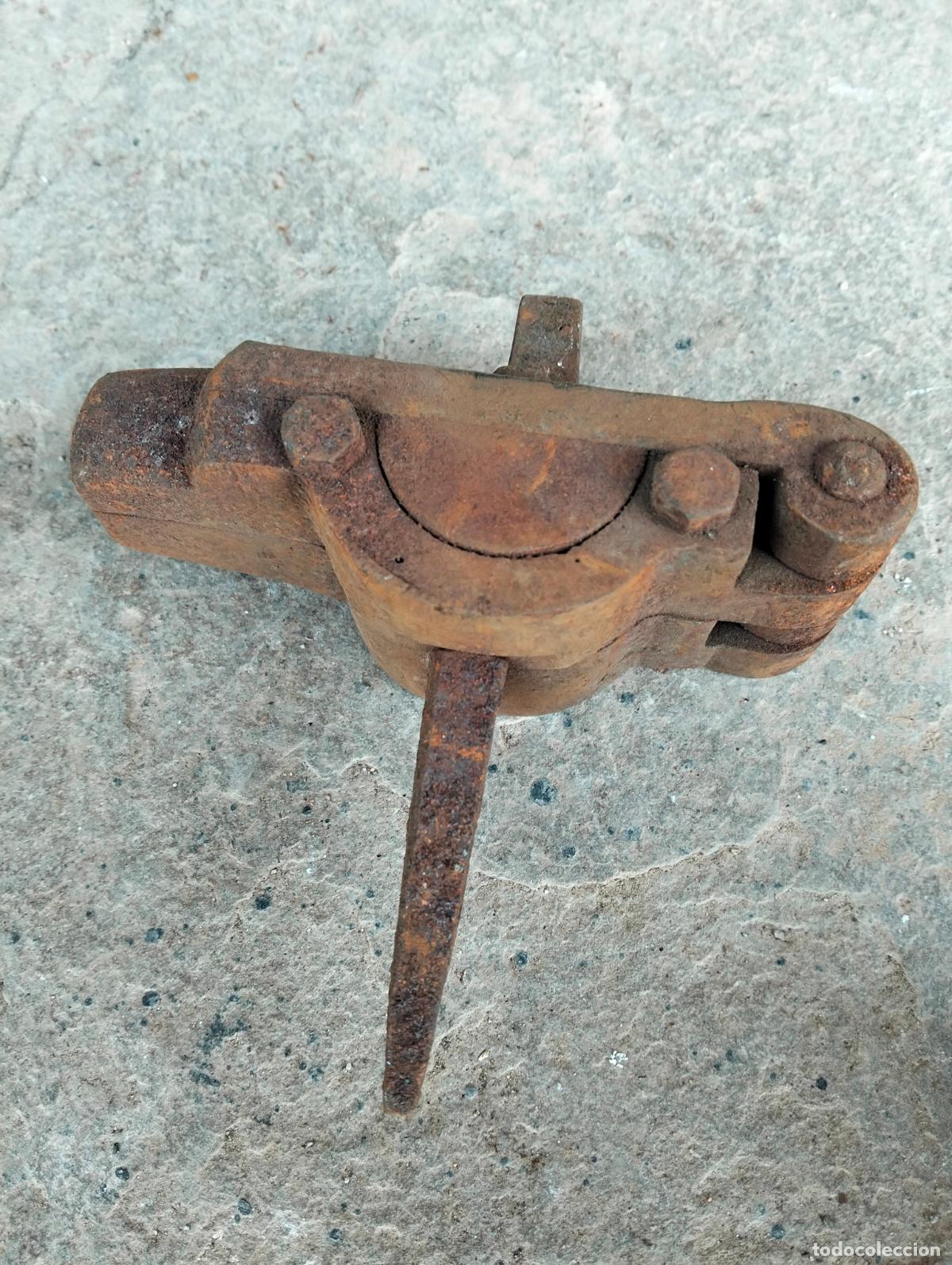 Antig&uuml;edades: Pieza de hierro recambio repuesto de maquinaria de fabrica de sifones antigua a&ntilde;os 40