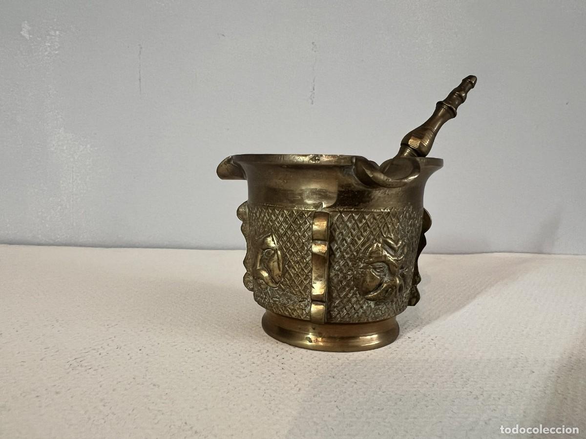 Antig&uuml;edades: Peque&ntilde;o almirez o mortero de farmacia antiguo en bronce con 4 caras y 4 costillas. Con maja original