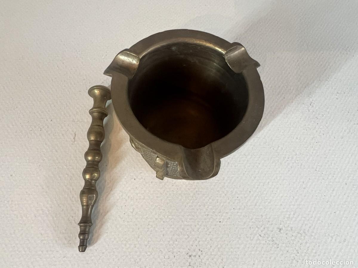 Antig&uuml;edades: Peque&ntilde;o almirez o mortero de farmacia antiguo en bronce con 4 caras y 4 costillas. Con maja original